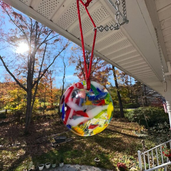 #9578 ROUND FUSED GLASS 2 1/4” ROUND MULTI COLOR ORNEMENT OR SUNCATCHER - Picture 2 of 8